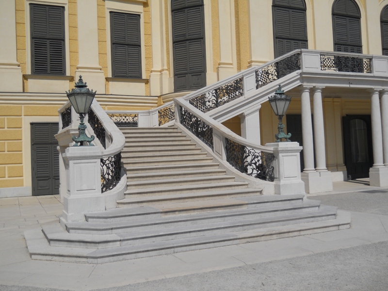 Scalinata di accesso ai giardini - Staircase access to the gardens